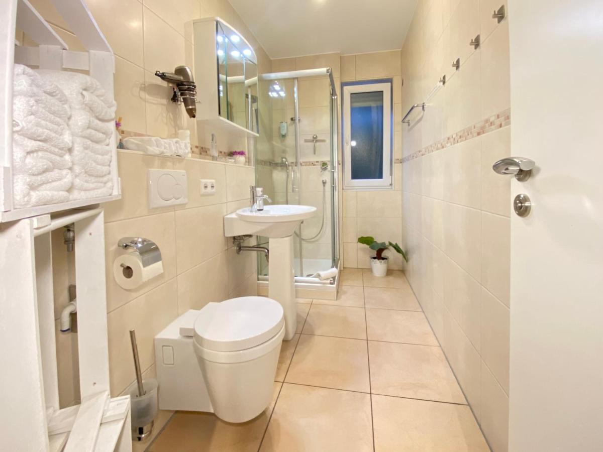 2 Zimmer Apartment, 70 Qm, Max 4 Pers, Private Terasse, 2 Parkplaetze, Internet 250 Mbit ゲルトリンゲン エクステリア 写真
